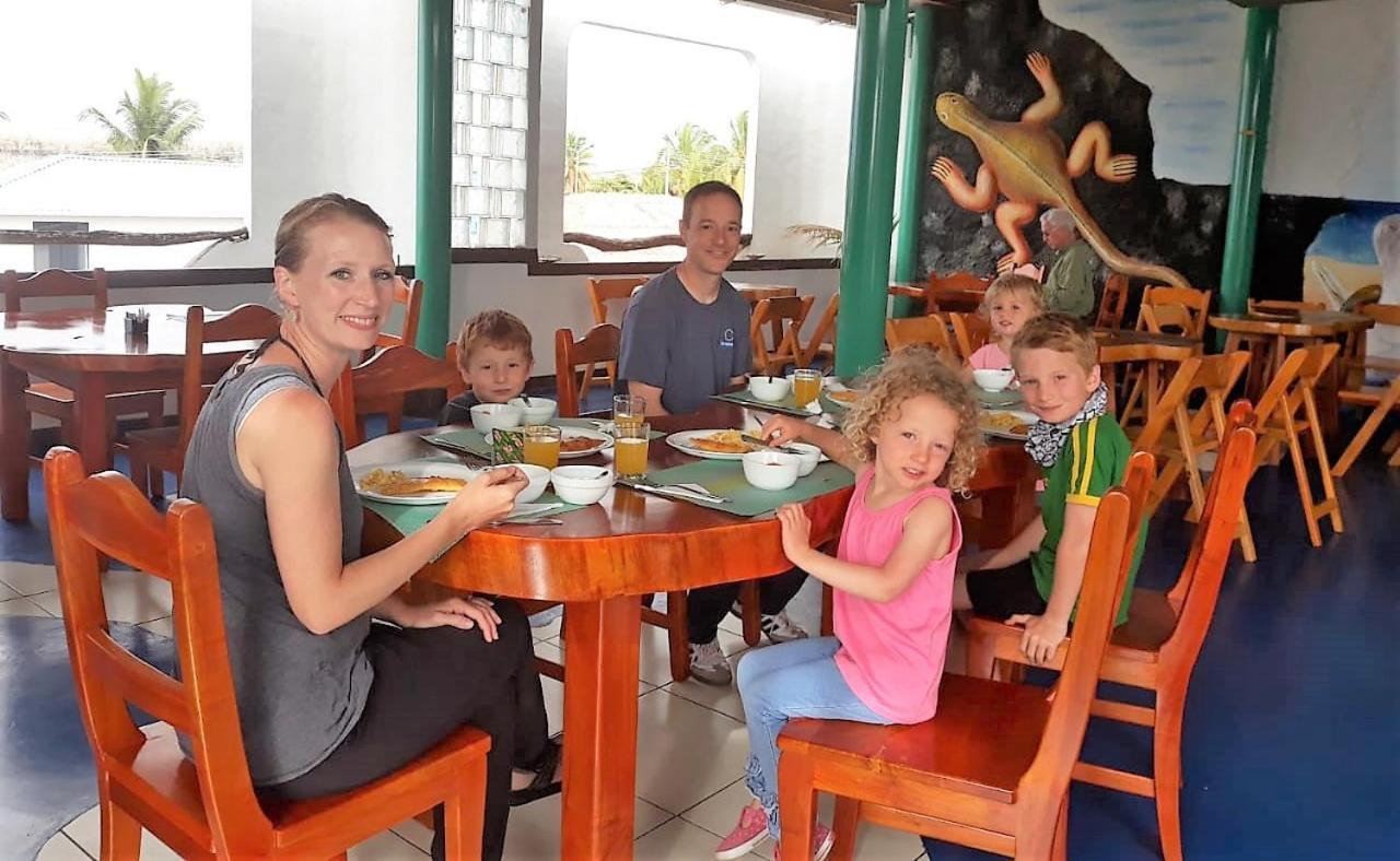 Hotel Coloma Galapagos 푸에르토아요라 외부 사진